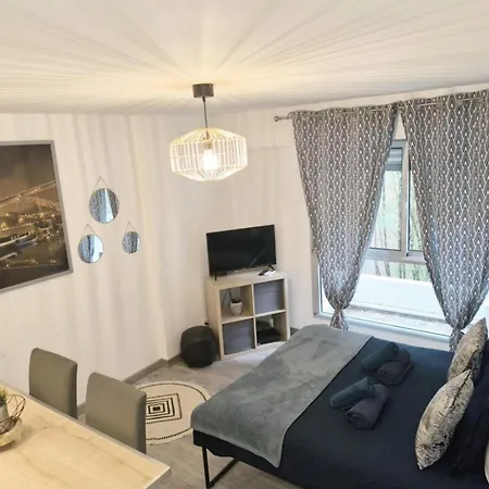 Cosy & Chill Avec Piscine Residentielle & Proche Centre Ville- Ideal Pour Couple Et Professionels דירה