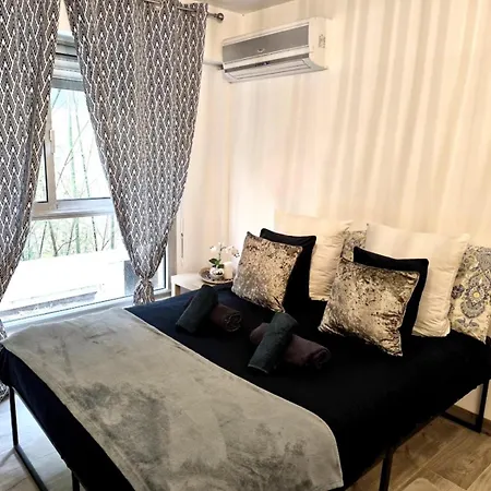Cosy & Chill Avec Piscine Residentielle & Proche Centre Ville- Ideal Pour Couple Et Professionels דירה *
